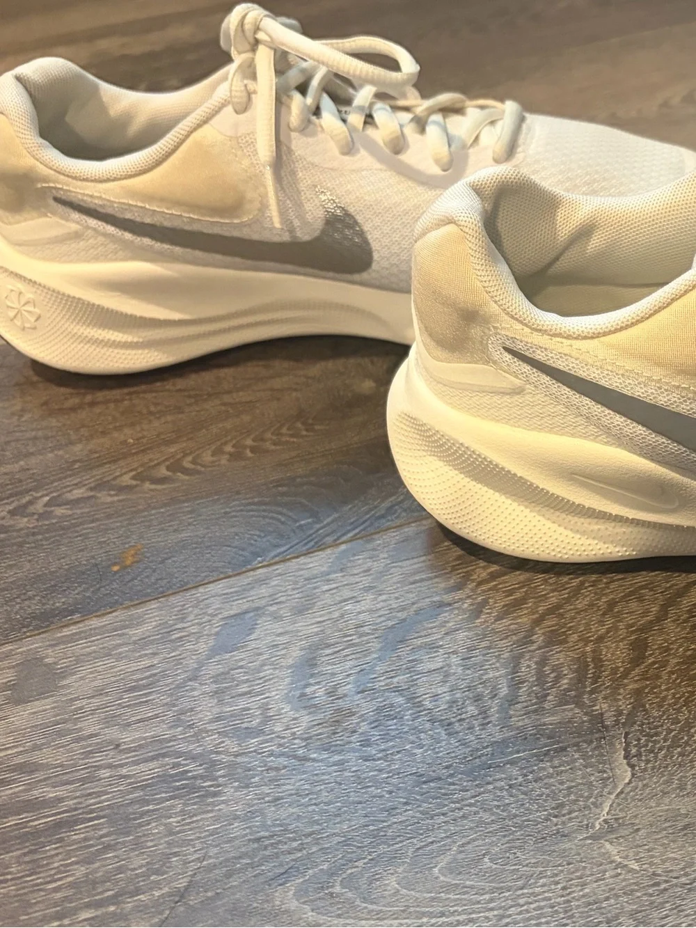 Nike Revolution 7 Womens 7.5 White Sail Metallic Silver Running Shoes FB2208-101